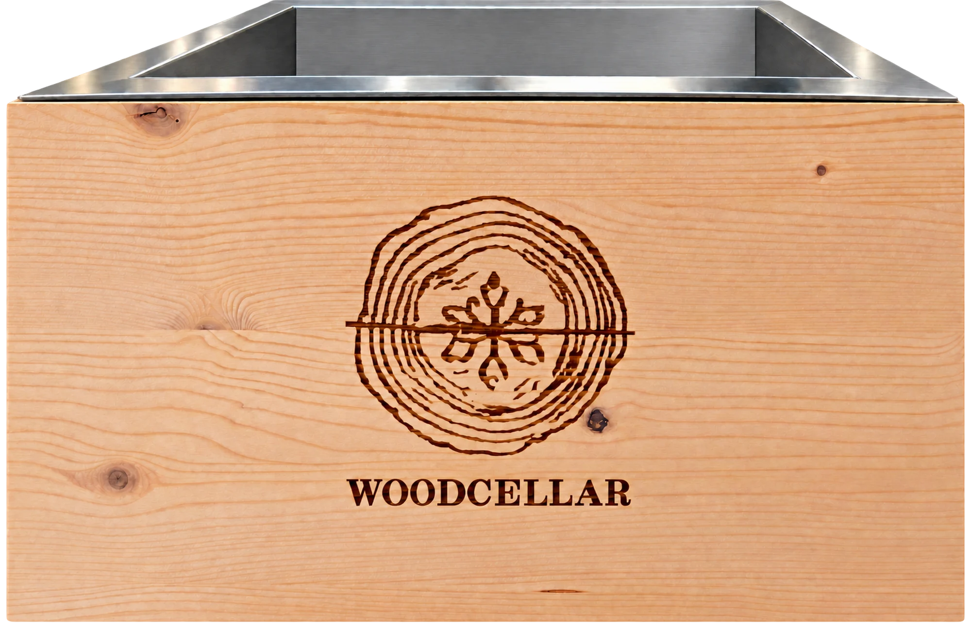 Fronte della cassetta Wood Cellar in abete, con il marchio inciso al laser.